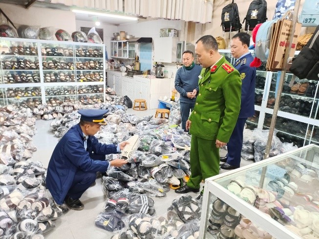 Xử phạt 02 cơ sở kinh doanh hàng hoá giả mạo nhãn hiệu tại Sơn La