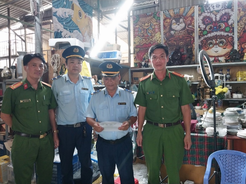 Long An: Phát hiện 01 cơ sở kinh doanh hàng hóa không rõ nguồn gốc xuất xứ và hàng hóa nhập lậu qua 