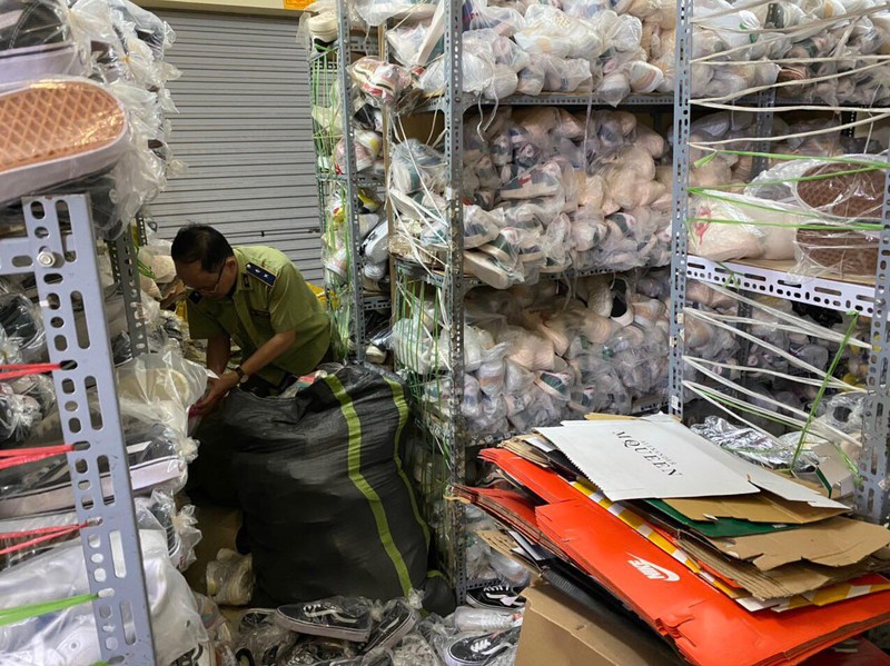 Liên tiếp thu giữ hàng nghìn sản phẩm giả mạo thương hiệu Nike, Adidas